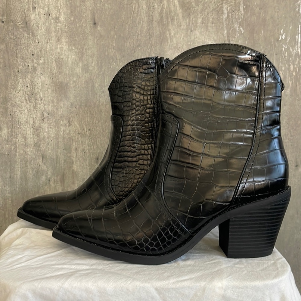 Black crocodile print faux leather western booties 8.5
